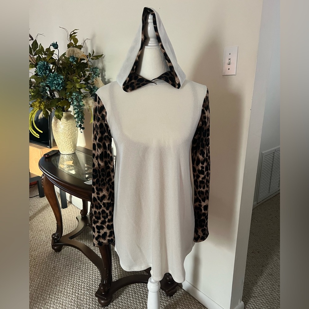 Lilipad Medium Long Cream Hoodie Sweater Animal Print Pre-Owned